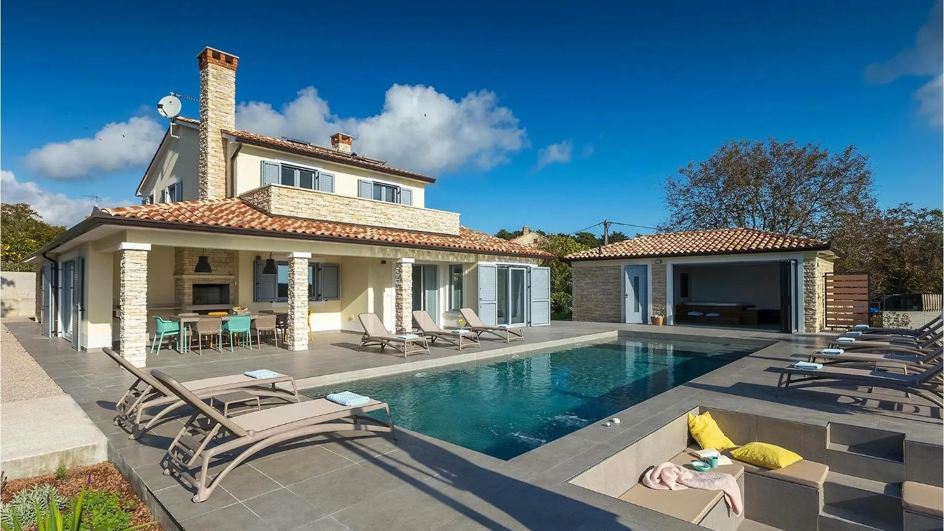 Villa Aurelia contacts